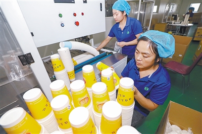 紙杯背后的質(zhì)量守護 記生產(chǎn)車間內(nèi)的一次嚴謹檢驗
